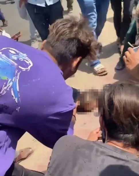 ▲印度航空墜機現場，有遺體屍首分離，頭顱引發民眾圍觀。（圖／翻攝自Ｘ）