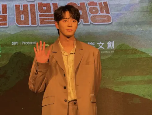 ▲李濬榮自認在打包行李很重視調理,這次來台帶了可攜式耳機與有底片的相機。(圖/記者蘇詠智攝) ▲李濬榮自認在打包行李很重視調理,這次來台帶了可攜式耳機與有底片的相機。(圖/記者蘇詠智攝)