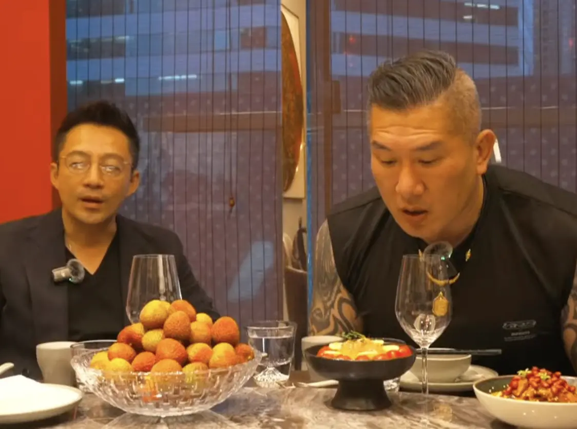 ▲汪小菲（左）透過李進良牽線，邀請館長吃飯，不過兩人不知道聊什麼，一度尷尬，菜品也都帶辣，讓館長吃到一臉懵。（圖／翻攝自YouTube 館長惡名昭彰）