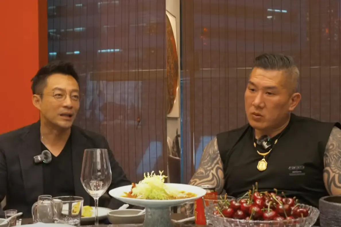 ▲館長合體汪小菲直播，YouTube同步在線觀看數一度衝破45萬人，刷新台灣紀錄。（圖／翻攝自YouTube 館長惡名昭彰）