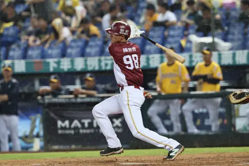 快訊/陳晨威追平「郭嚴文障礙」!連33戰敲安 最快明戰打破紀錄