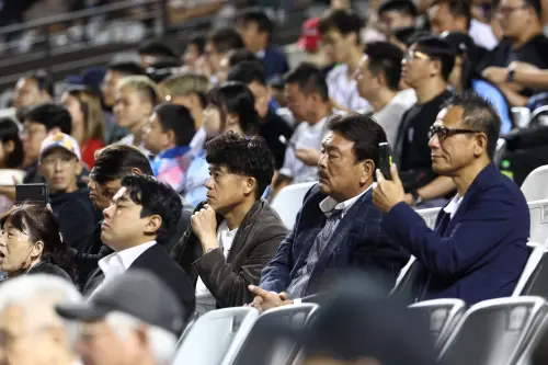 日職方面兩大豪門讀賣巨人、福岡軟銀也有人到場,其中軟銀更是大動作由高層,前MLB球星、軟銀現任CBO城島健司(中)出馬。(圖/味全龍提供) 日職方面兩大豪門讀賣巨人、福岡軟銀也有人到場,其中軟銀更是大動作由高層,前MLB球星、軟銀現任CBO城島健司(中)出馬。(圖/味全龍提供)