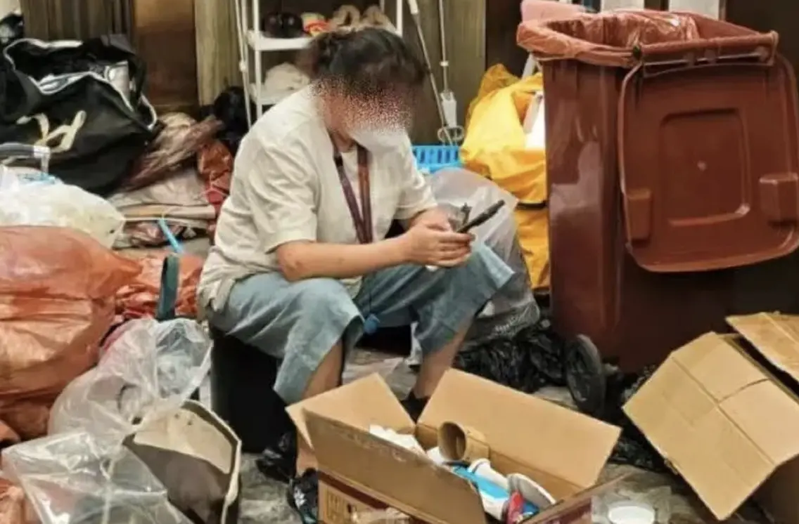 ▲上海一名老婦人疑因「囤積症」，把豪宅堆成了垃圾屋。（圖／翻攝自橙新聞）