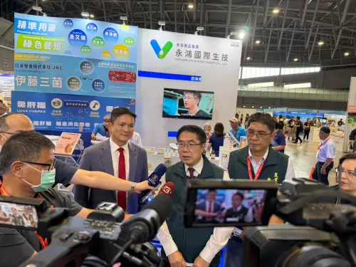 ▲黃偉哲表示,科技導入農業,是為了提升農民的收益。讓農產品不只是好吃,更具市場競爭力。這是台南邁向農業新時代的關鍵步伐。(圖/南市府提供) ▲黃偉哲表示,科技導入農業,是為了提升農民的收益。讓農產品不只是好吃,更具市場競爭力。這是台南邁向農業新時代的關鍵步伐。(圖/南市府提供)