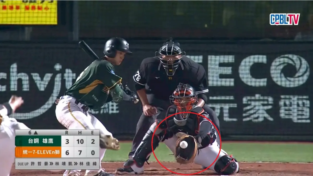 ▲王博玄六局上2出局、一二壘有人局面上場，結果滿球數時被王鏡銘一顆「超低好球」三振，讓他氣到跳腳，台鋼雄鷹總教練洪一中甚至暴怒衝上場找裁判理論，場面險些失控。（圖／CPBLtv）