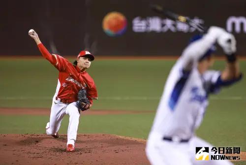▲味全龍隊投手徐若熙主投8.2局失2分吞下敗投。(圖/記者葉政勳攝 ,2025.06.12) ▲味全龍隊投手徐若熙主投8.2局失2分吞下敗投。(圖/記者葉政勳攝 ,2025.06.12)