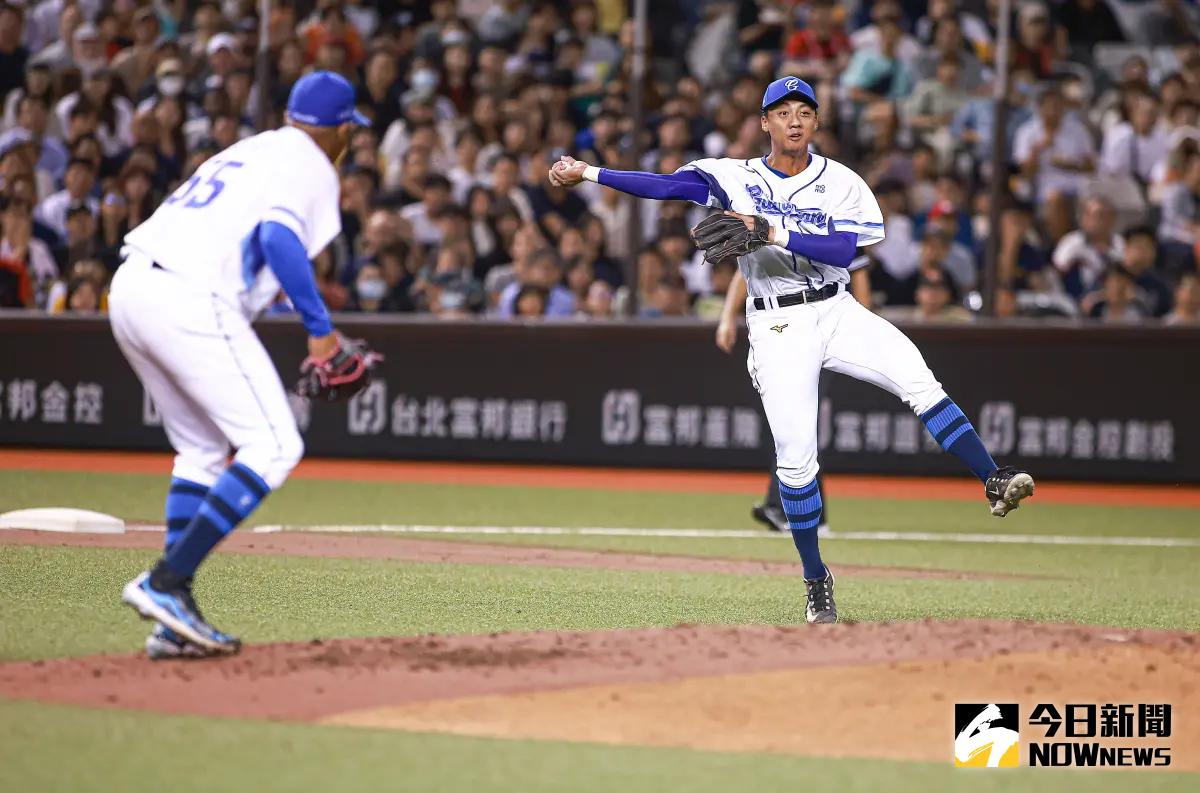 ▲富邦悍將「工具人」高捷（右）近期連2場發生守備失誤，他坦言心情確實受到影響，但必須要面對找回自我。（圖／記者葉政勳攝 ,資料照）