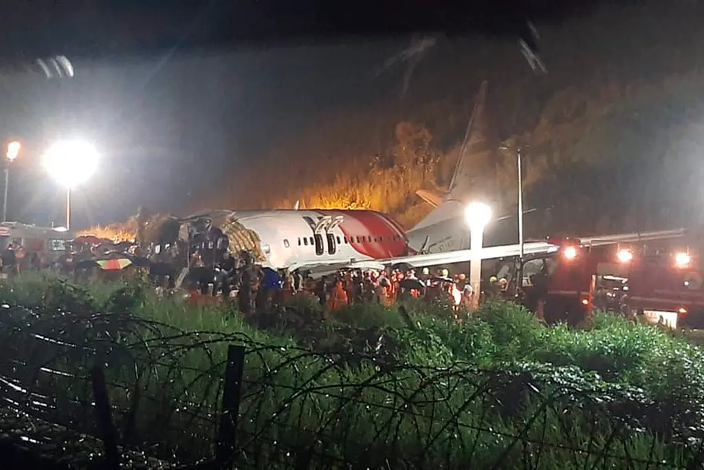 印度航空（Air India）一架波音787夢幻客機的班機，今（12）日驚傳在印度亞美達巴德（Ahemdabad）國際機場附近失事，墜毀在一處醫生宿舍。（圖／美聯社／達志影像）