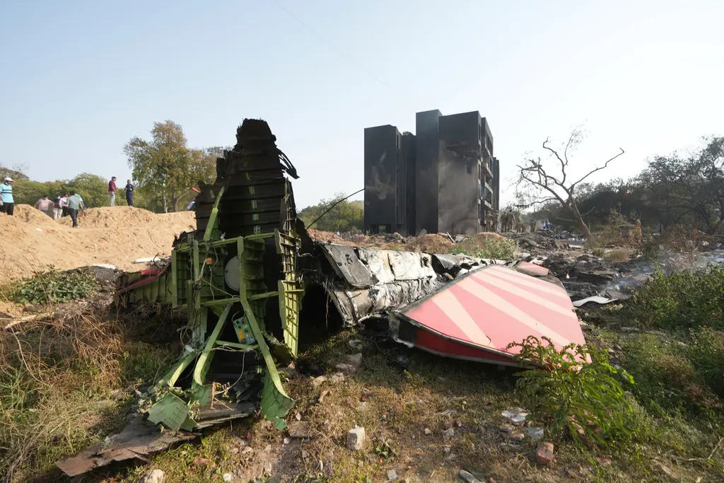 印度航空（Air India）一架波音787夢幻客機的班機，今（12）日驚傳在印度亞美達巴德（Ahemdabad）國際機場附近失事，墜毀在一處醫生宿舍。（圖／美聯社／達志影像）