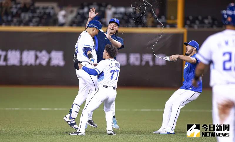 ▲富邦悍將一壘手范國宸擊出遊擊滾地球造成味全龍隊游擊手劉俊緯發生再見傳球失誤，富邦悍將終場以2:1擊敗味全龍隊。（圖／記者葉政勳攝 ,2025.06.12）