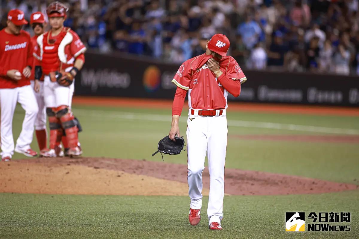 ▲味全龍隊先發投手徐若熙挑戰完投完封勝再度失利，沒辦法解決最後一個人次，最終主投8.2局失2分吞敗。（圖／記者葉政勳攝 ,2025.06.12）