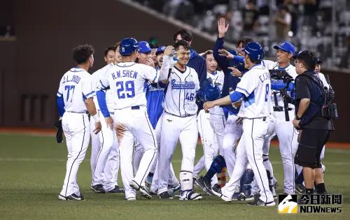 ▲富邦悍將一壘手范國宸擊出遊擊滾地球造成味全龍隊游擊手劉俊緯發生再見傳球失誤,富邦悍將終場以2:1擊敗味全龍隊。(圖/記者葉政勳攝 ,2025.06.12) ▲富邦悍將一壘手范國宸擊出遊擊滾地球造成味全龍隊游擊手劉俊緯發生再見傳球失誤,富邦悍將終場以2:1擊敗味全龍隊。(圖/記者葉政勳攝 ,2025.06.12)