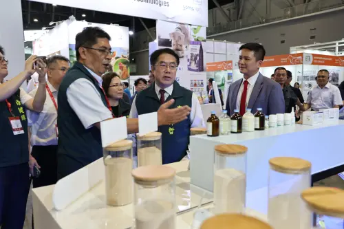 ▲在市長黃偉哲要求下,由農業局與經發局合作設立「台南智慧農業館」,集結在地農業新創研發成果,展現台南智慧農業的發展實力與潛力。(圖/南市府提供) ▲在市長黃偉哲要求下,由農業局與經發局合作設立「台南智慧農業館」,集結在地農業新創研發成果,展現台南智慧農業的發展實力與潛力。(圖/南市府提供)