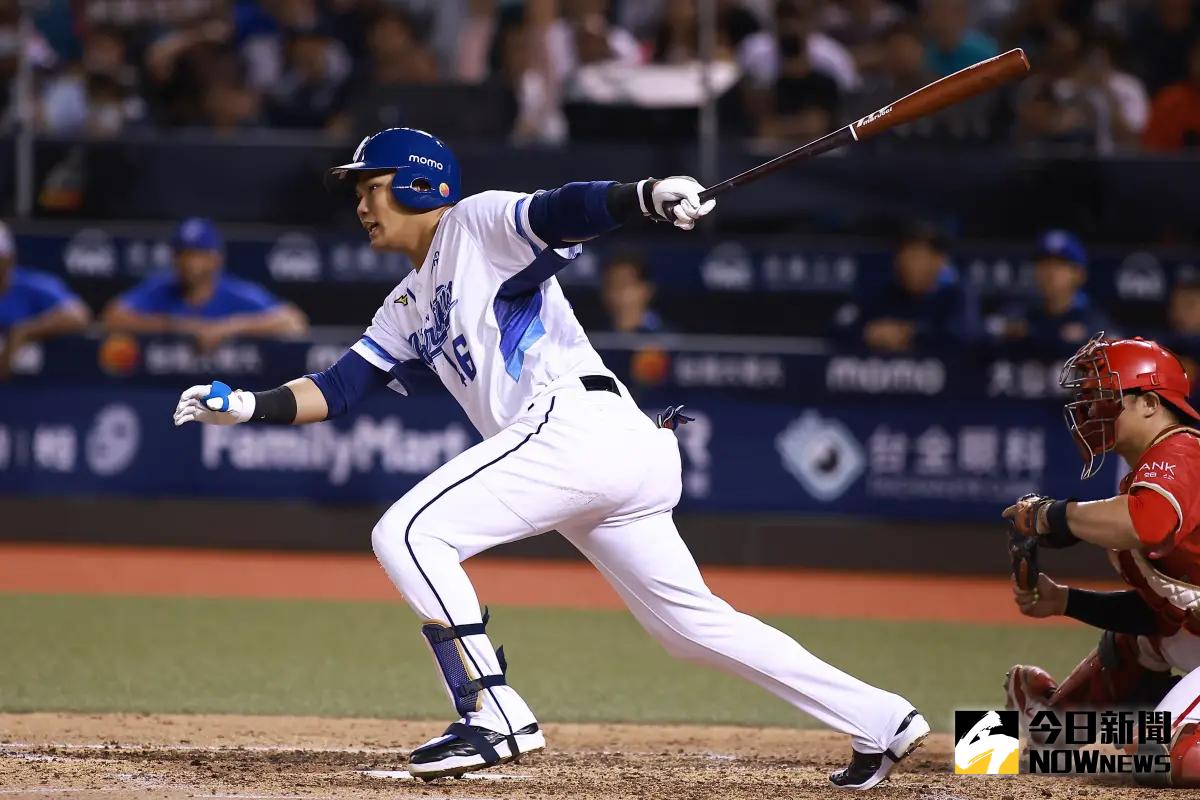 ▲富邦悍將范國宸是全隊先發9人中唯一未吞三振的球員，還敲出致勝滾地球，讓徐若熙成為敗投。（圖／記者葉政勳攝）