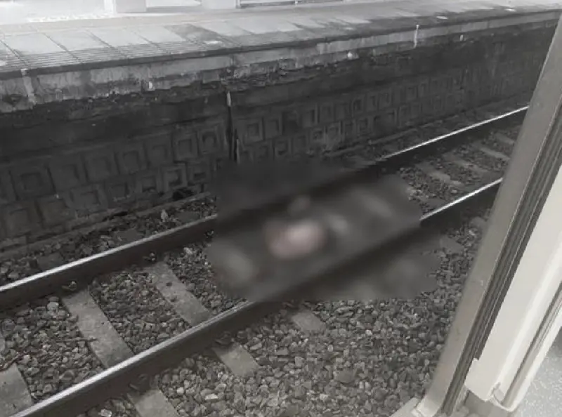 ▲ 台鐵雲林石龜站12號傳出落軌意外，一名男子當場死亡，現場血跡斑斑。（圖／翻攝畫面）