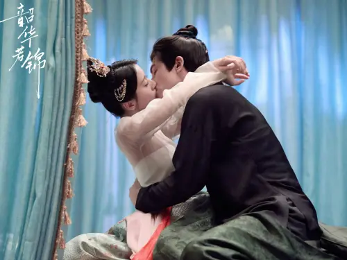 ▲6月14日是親吻情人節，而近期熱映的陸劇《韶華若錦》男主角宋威龍被封是「最會接吻男星」，床咚吻戲太撩了。（圖／韶華若錦微博）