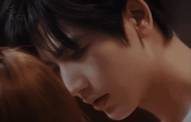 ▲張凌赫與徐若晗主演的《愛你》吻戲場面高達60多場。（圖／愛你微博）