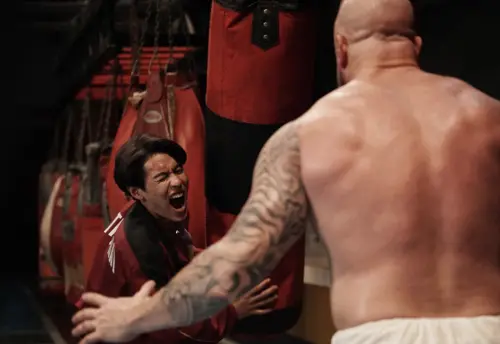 ▲《冥婚鬧泰大》BILLKIN泰拳打不過對手時，決定以跳舞逼退對手的漏網片段，終於要在台灣公開。（圖／金盞花大影業提供）