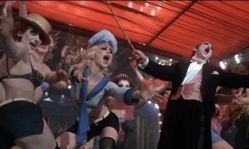 ▲《酒店》的歌舞場面華麗、頹廢，給人深刻的印象，情節背景設定在二戰之前幾年的德國。（圖／摘自IMDb）