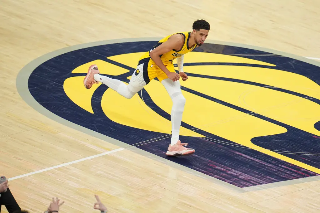 ▲NBA總冠軍賽Logo是在十年前被移除的，因為當時有球員與教練反映地板貼紙太滑。（圖／美聯社／達志影像）