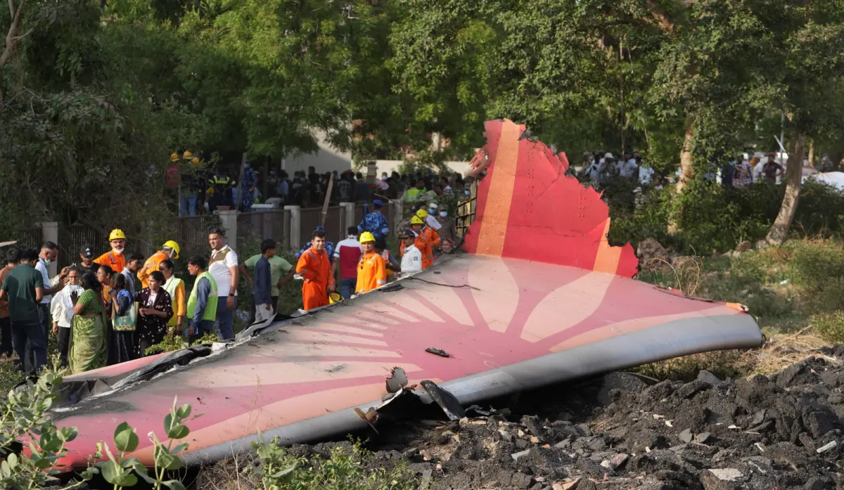 ▲印度航空AI171航班，上月12日於印度亞美達巴德機場起飛30秒後，即墜毀在機場旁住宅區的醫學院宿舍，造成嚴重傷亡。（圖／美聯社／達志影像）