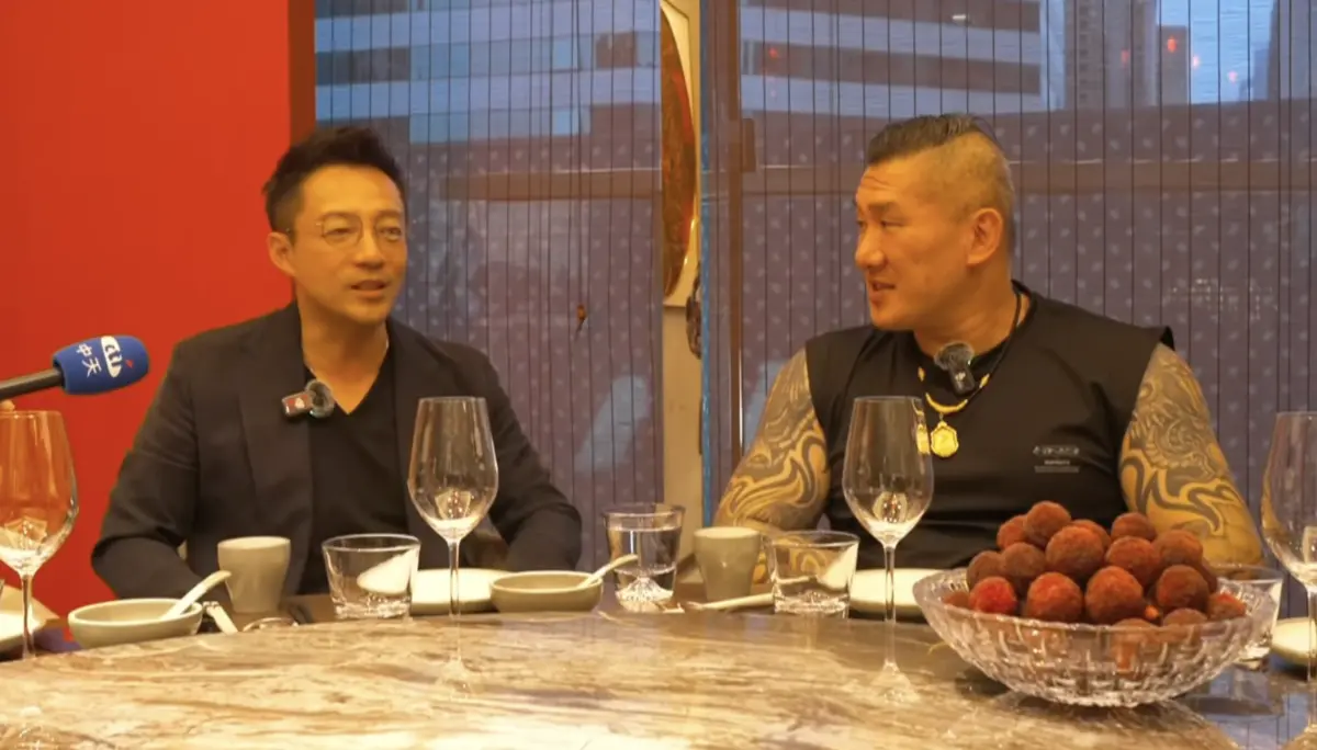 ▲館長與汪小菲同框吃麻辣鍋，創下43萬人同時在線觀看的台灣YT紀錄。（圖／翻攝自館長惡名昭彰YT）