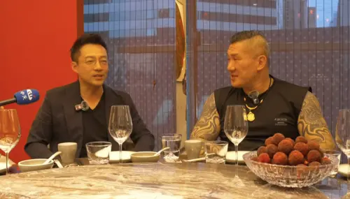 ▲館長（右）跟汪小菲（左）在直播間合體，大聊各種兩岸問題。（翻攝至館長惡名昭彰YouTube）