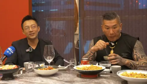 網紅館長(右)昨(12)日在直播中合體汪小菲(左),雖然直播剛開始時有些尷尬,不過一頓飯吃下來,汪小菲好談、又不會刻意灌酒的行為讓許多網友在社群間大讚:「對汪小菲改觀了。」(圖/翻攝自館長惡名昭彰YouTube) ▲網紅館長(右)昨(12)日在直播中合體汪小菲(左),雖然直播剛開始時有些尷尬,不過一頓飯吃下來,汪小菲好談、又不會刻意灌酒的行為讓許多網友在社群間大讚:「對汪小菲改觀了。」(圖/翻攝自館長惡名昭彰YouTube)