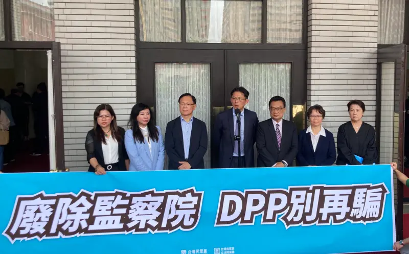 ▲民眾黨立院黨團於立法院議場前召開「要修憲廢監察院，民進黨別再騙」記者會。（圖／張啟楷辦公室提供）