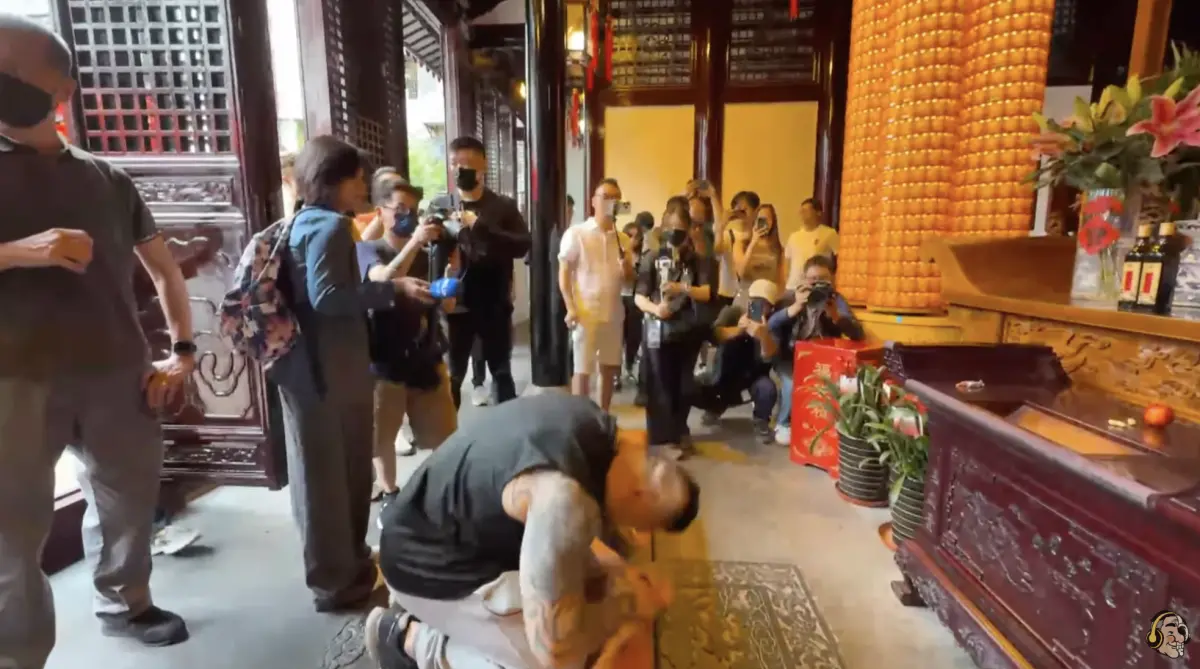 ▲館長12日下午前往上海城隍廟，並下跪祈求城隍爺「救出柯文哲」。（圖／翻攝館長惡名昭彰YT）