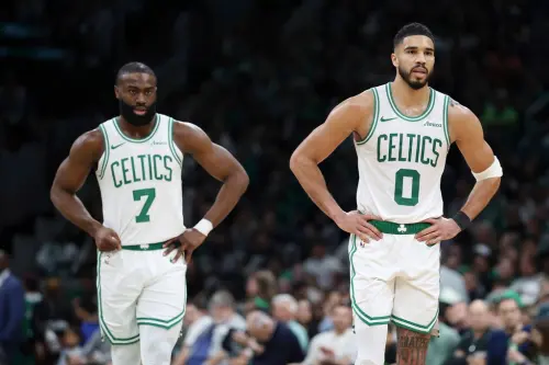 ▲NBA根據《The Stein Line》記者Jake Fischer報導，波士頓塞爾提克為避免下賽季繳納奢侈稅，目前已經開啟球隊交易大門，除了Jayson Tatum與Jaylen Brown外，其餘球員都有可能被交易。（圖／美聯社／達志影像）
