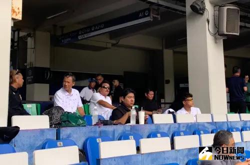 福岡軟銀鷹CBO城島健司(右)到場觀看玉山盃,隨行還有相關高層。(圖/記者陳柏翰攝) ▲福岡軟銀鷹CBO城島健司(右)到場觀看玉山盃,隨行還有相關高層。(圖/記者陳柏翰攝)