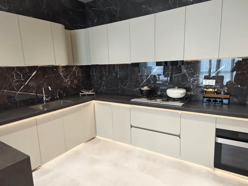 ▲以SPC地板聞名的品牌「樂邁石晶」於今年室內設計博覽會中，展出全新「大家居系列」整屋裝修解決方案，整合地板、牆板、櫃體、樓梯與浴室設備等多項空間系統。（圖／樂邁石晶提供）