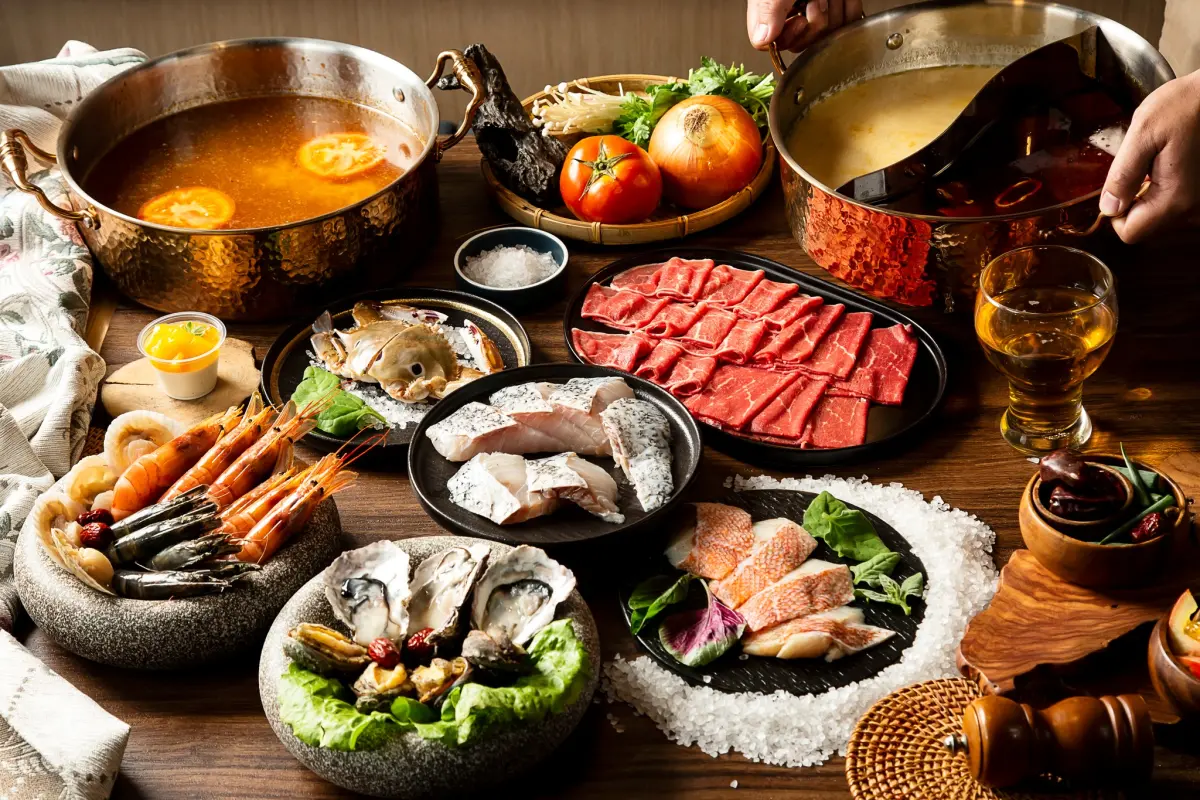 ▲「麻辣鍋吃到飽南霸天」稱號的饗麻饗辣北上，進駐南港LaLaport，開設較高檔的品牌「饗麻饗辣PLUS」，6月16日開幕。每人最低858元起，將有活蝦、螃蟹等吃到飽。（圖／取自饗麻饗辣臉書）