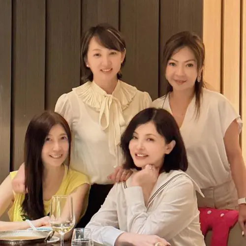 ▲黃嘉千臉上有光！何如芸逼問：是不是交男朋友（圖／何如芸臉書）