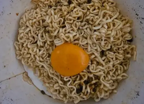 有網友分享維力炸醬麵加入蛋黃和芥末的吃法,在口感上給予滿分評價。(圖/泡麵公社 泡麵俱樂部) ▲有網友分享維力炸醬麵加入蛋黃和芥末的吃法,在口感上給予滿分評價。(圖/泡麵公社 泡麵俱樂部)