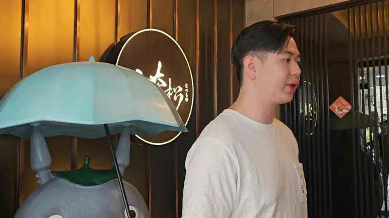 ▲二本松涮涮屋負責人林建宏親自出面控訴太太與他鬧翻後，聯合娘家人浮濫檢舉火鍋店違建。（圖／記者劉松霖攝）