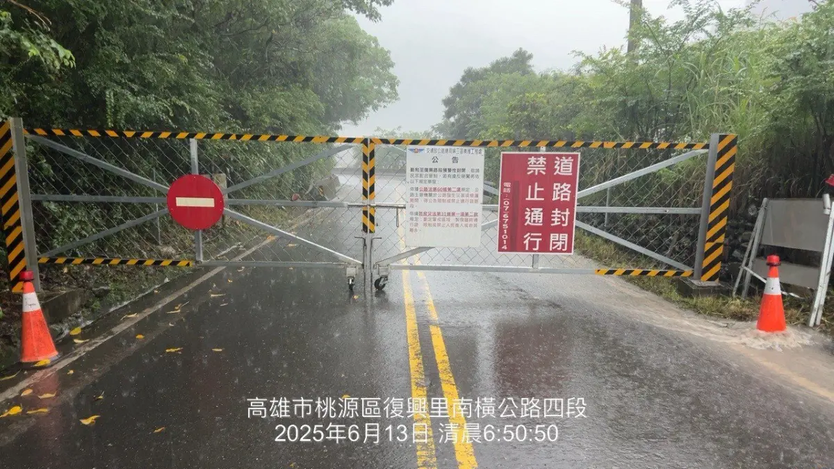▲高雄市山區強降雨不斷，恐誘發水位暴漲及土石流危害，高市府今（13）日宣布3行政區停班停課。（圖／公路局）