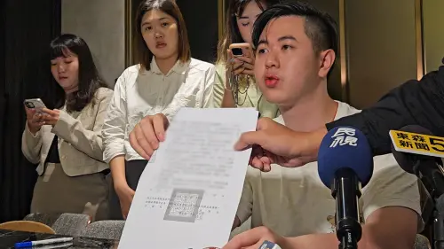 ▲二本松涮涮屋負責人林建宏出示法院裁定，表示太太與娘家人是家暴加害者，直到現在還不打算放過他。（圖／記者劉松霖攝）