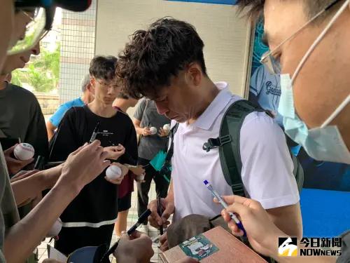 城島健司離場時,也吸引大批球迷所要簽名。(圖/記者陳柏翰攝) ▲城島健司離場時,也吸引大批球迷所要簽名。(圖/記者陳柏翰攝)