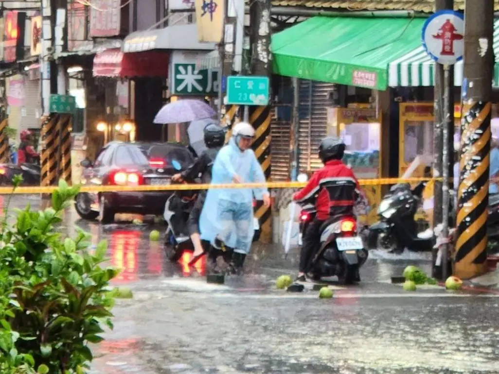 ▲高雄大寮區中庄里仁愛路13日上午淹水，一度拉起封鎖線警戒。（圖／上寮．747臉書、曾承豐里長提供）