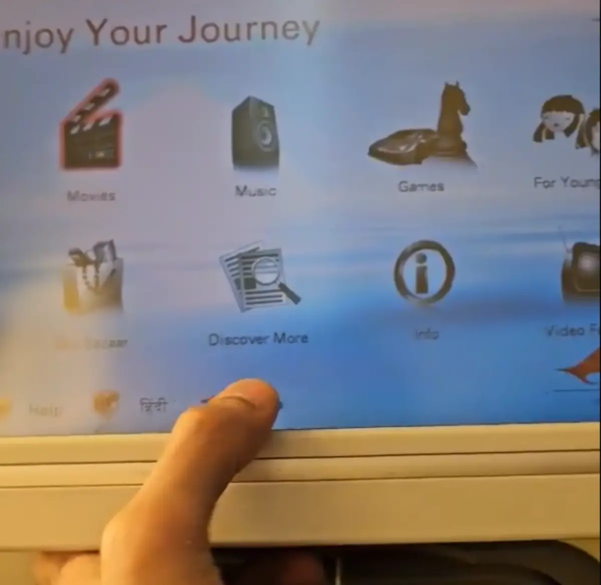 ▲1名自稱在失事前幾小時、剛坐過印度航空墜毀客機的乘客，在社群平台分享幾段影片，爆料機上的空調、娛樂螢幕等電子設備，在出事前就已經失靈。（圖／擷取自X影片）