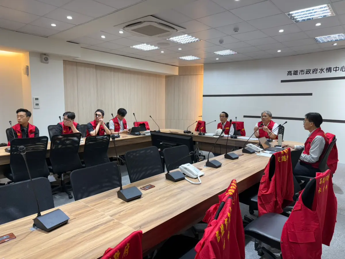 ▲副市長林欽榮今天前往水情中心要求全力掌握即時情勢與應變調度。同時也提醒市民配合各項防災措施，共同守護自身與社區安全。(圖／高市府提供)