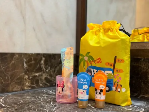 6月30日前預訂台糖長榮酒店(台南)「酷夏七淘趣」標準雙人房3,399元起含早餐,加碼送一位12歲以下不佔床兒童入住含早餐,還有兒童盥洗包、大廳酒吧夏日特調飲品等。(圖/台糖長榮提供) ▲6月30日前預訂台糖長榮酒店(台南)「酷夏七淘趣」標準雙人房3,399元起含早餐,加碼送一位12歲以下不佔床兒童入住含早餐,還有兒童盥洗包、大廳酒吧夏日特調飲品等。(圖/台糖長榮提供)