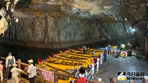 ▲藍眼淚夢幻奇景,追淚熱點之一在南竿「北海坑道」,民眾可搭乘搖櫓船,夜間觀賞藍眼淚。(圖/記者陳美嘉攝) ▲藍眼淚夢幻奇景,追淚熱點之一在南竿「北海坑道」,民眾可搭乘搖櫓船,夜間觀賞藍眼淚。(圖/記者陳美嘉攝)