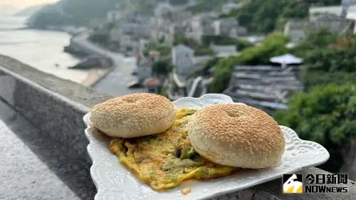 ▲ 「馬祖漢堡」是當地一大特色美食,「繼光餅」夾入蛋、滷肉、酸菜等,口味多元。(圖/記者陳美嘉攝) ▲ 「馬祖漢堡」是當地一大特色美食,「繼光餅」夾入蛋、滷肉、酸菜等,口味多元。(圖/記者陳美嘉攝)