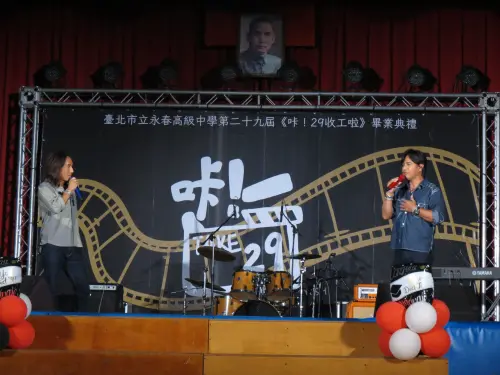 ▲動力火車日前出現在永春高中的畢業典禮上表演，原來顏志琳（左）的女兒就是畢業生，他以家長身分和尤秋興（右）到場獻唱，讓全校師生嗨爆，大讚是「最強畢業典禮」。（圖／翻攝自永春高中校友版臉書）