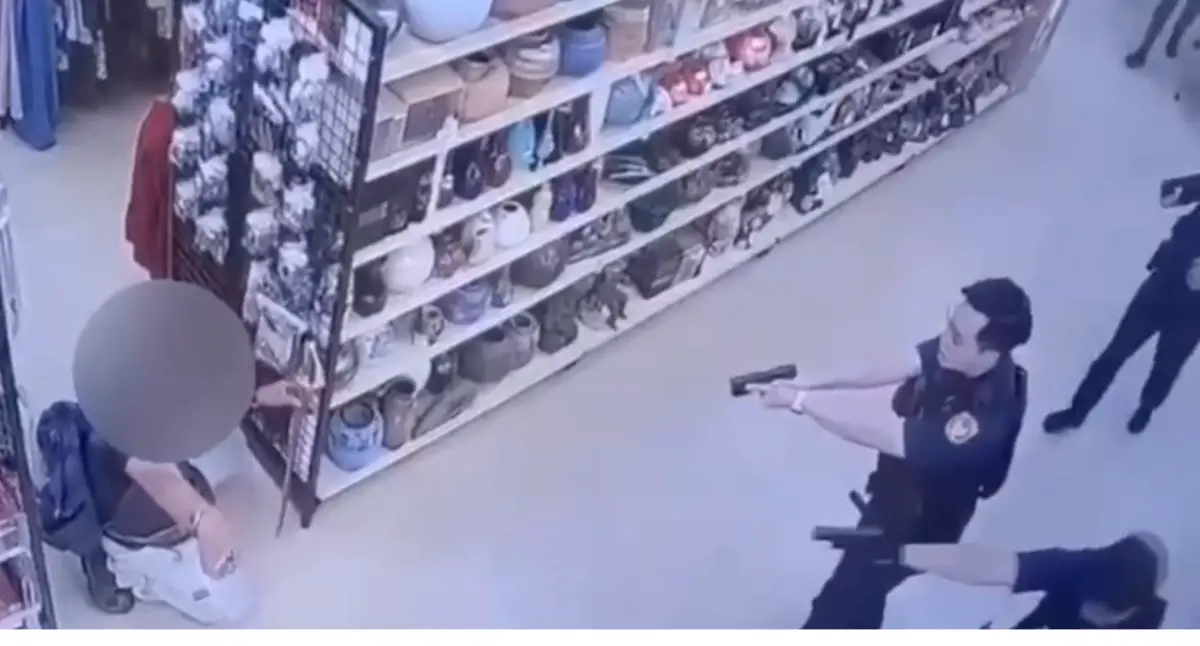 ▲賣場46歲男客人邊逛邊拿武士刀，員警掏槍包圍他，壓制過程中槍枝意外走火，打中嫌犯頭部。（圖／警方提供）