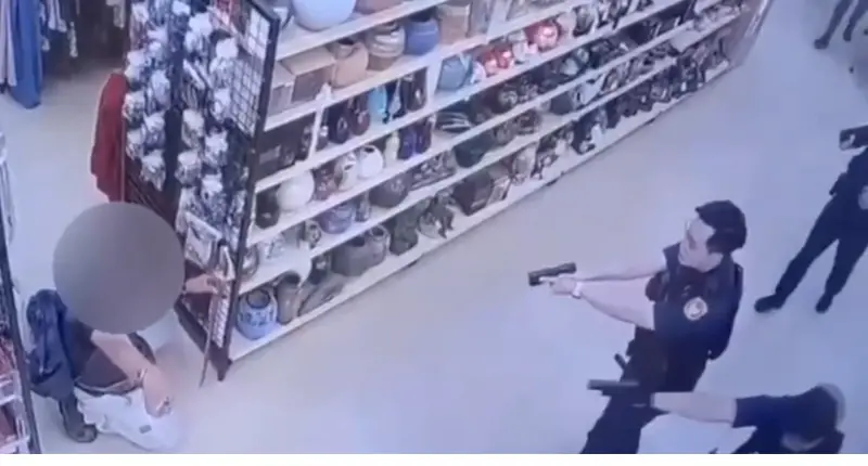 中年男持武士刀賣場揮舞嚇壞顧客　警拔槍壓制意外走火擊昏