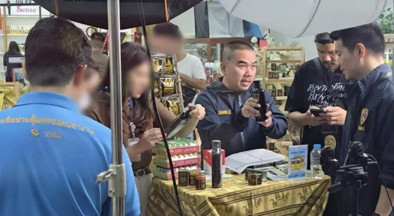 ▲中國人持非法觀光簽證進入泰國，在當地商場直播販售未經認證的泰國商品，遭到查緝。（圖／翻攝自Khaosod）